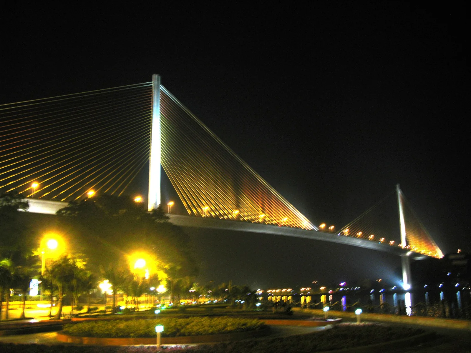 Ảnh minh họa cho Bãi Cháy hay Hòn Gai