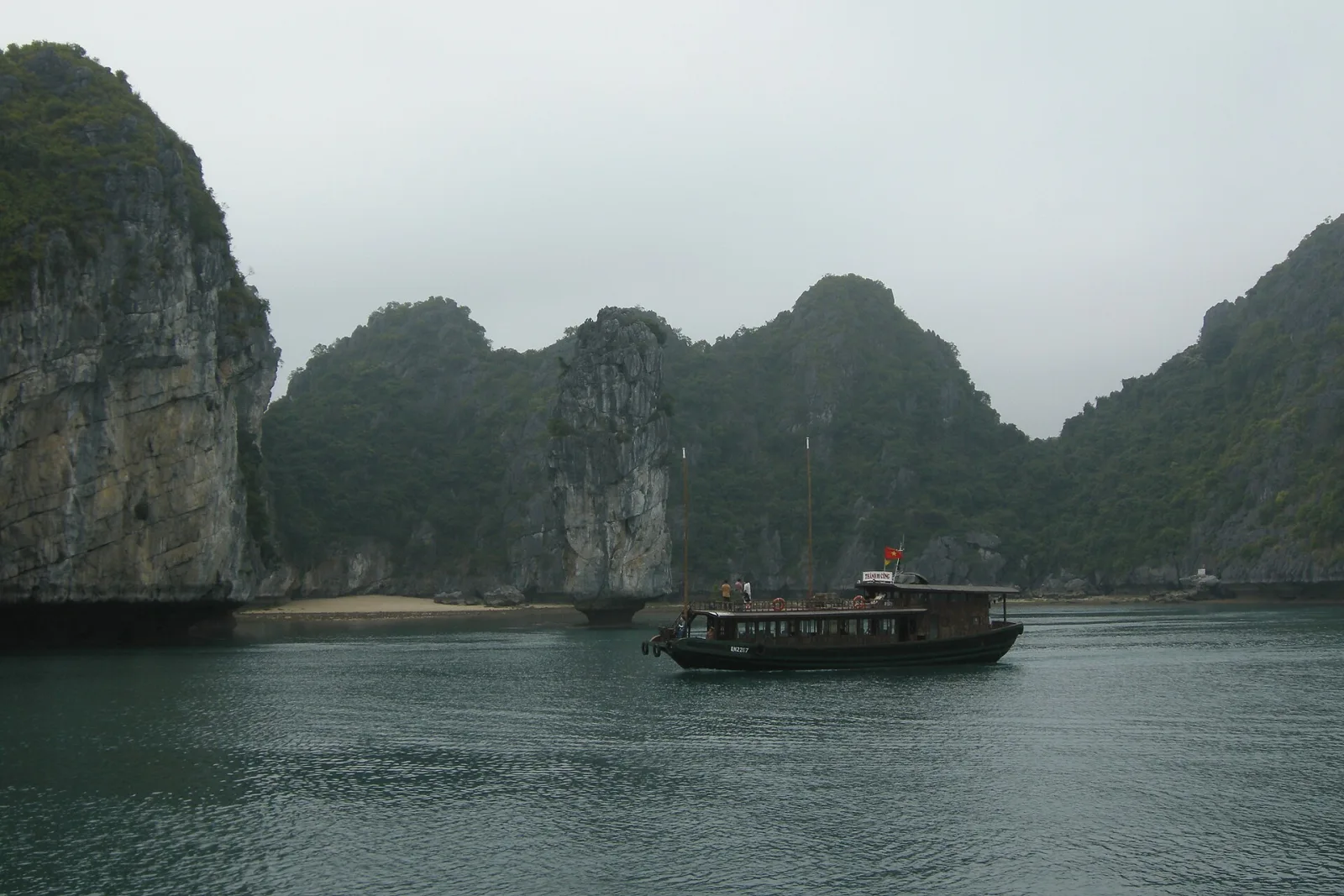 Ảnh minh họa cho Thuyền ba vách Hạ Long
