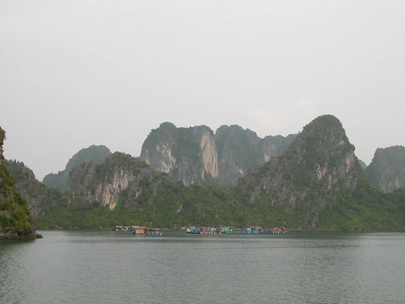 Ảnh minh họa cho Đi Vịnh Hạ Long cần mang giấy tờ gì