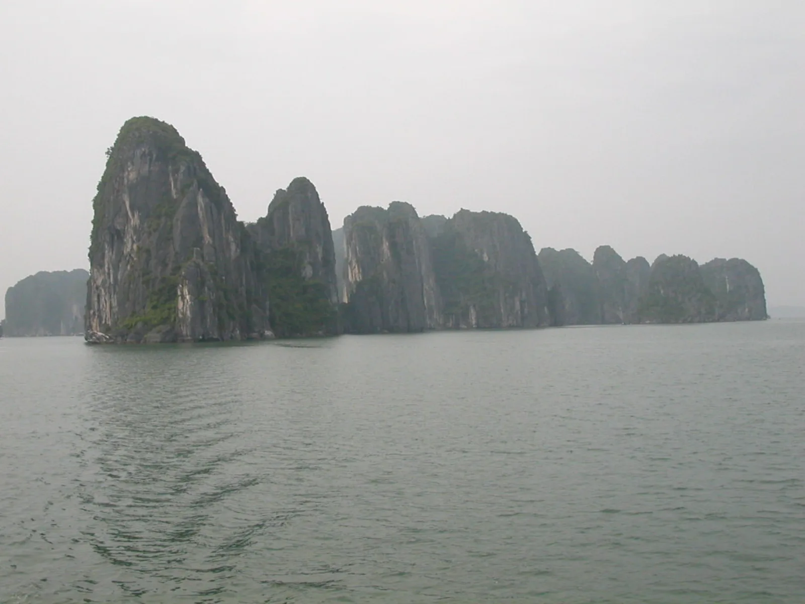 Ảnh minh họa cho Chọn tàu tham quan Vịnh Hạ Long cho gia đình