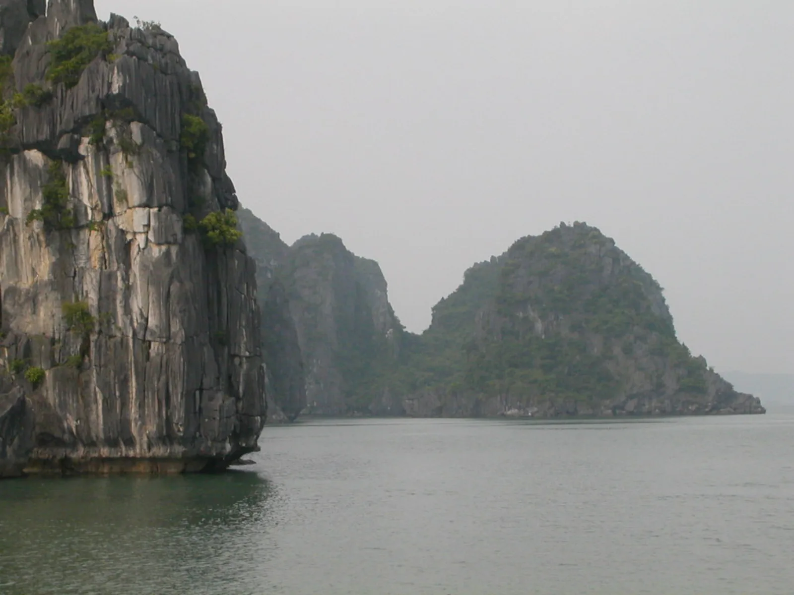 Ảnh minh họa cho Đi Vịnh Hạ Long có say sóng không