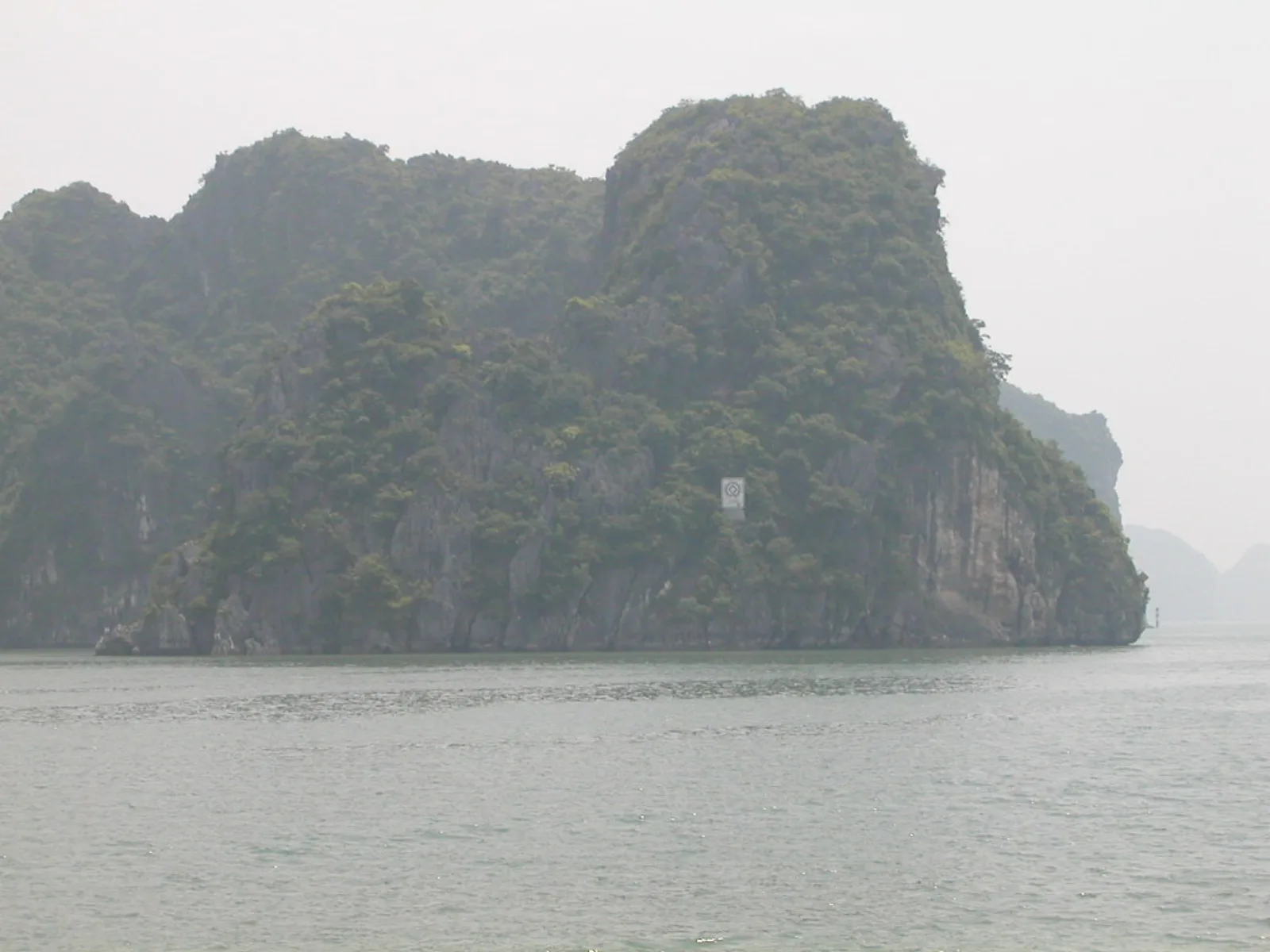 Ảnh minh họa cho Tour ăn tối trên Vịnh Hạ Long khác tour tham quan thế nào