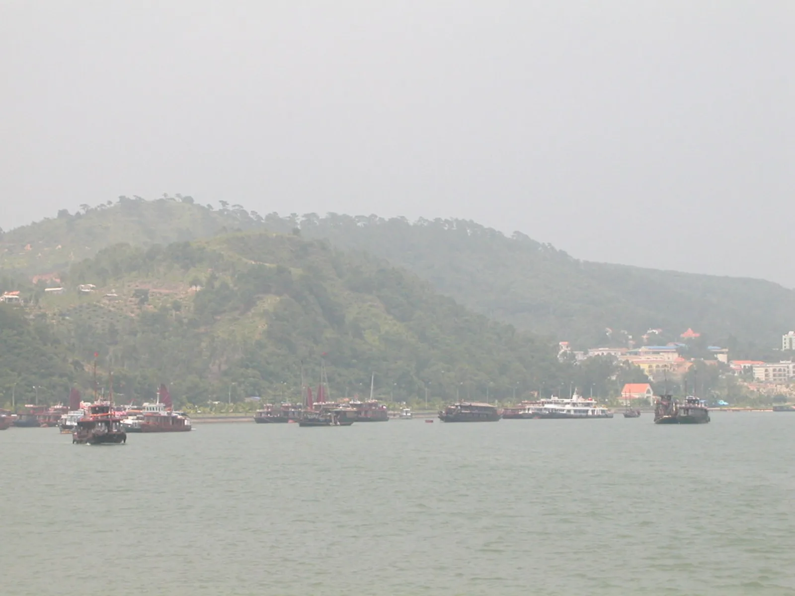 Ảnh minh họa cho Những hành vi nên tránh để bảo vệ Vịnh Hạ Long