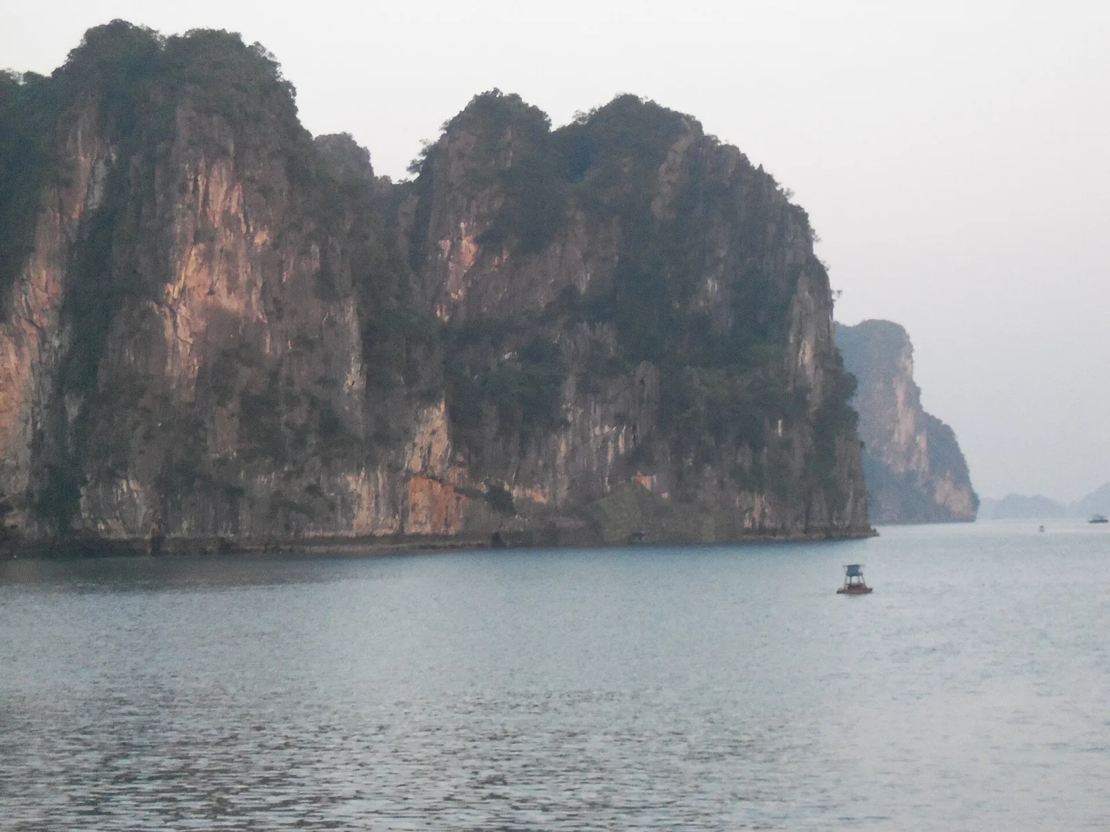 Ảnh minh họa cho Du lịch Hạ Long ngày mưa