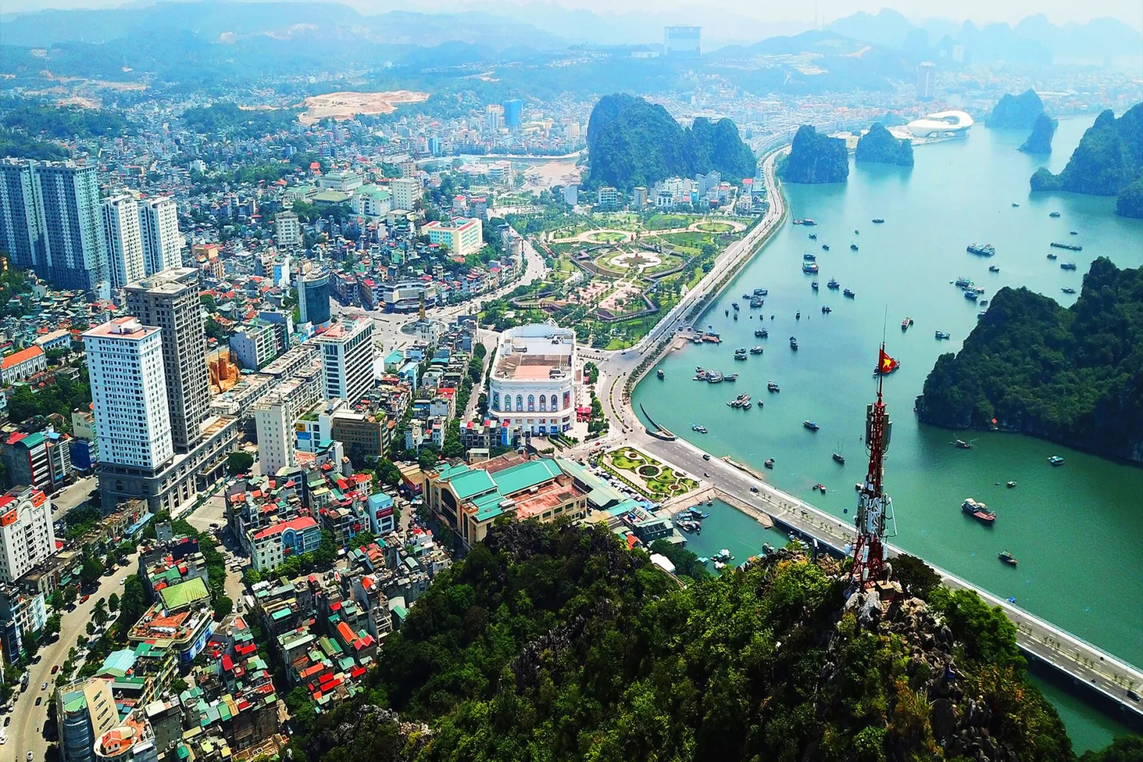 Ảnh minh họa cho Từ sân bay Vân Đồn về Hạ Long