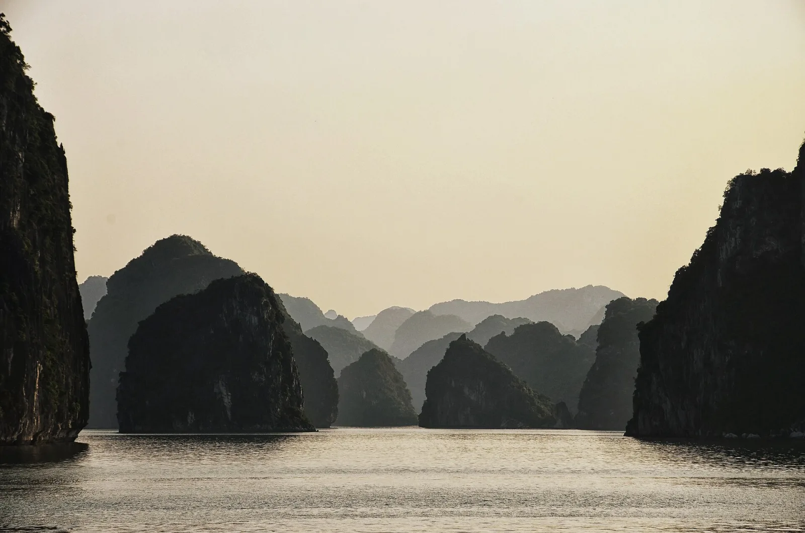 Ảnh minh họa cho Từ sân bay Nội Bài đi Hạ Long