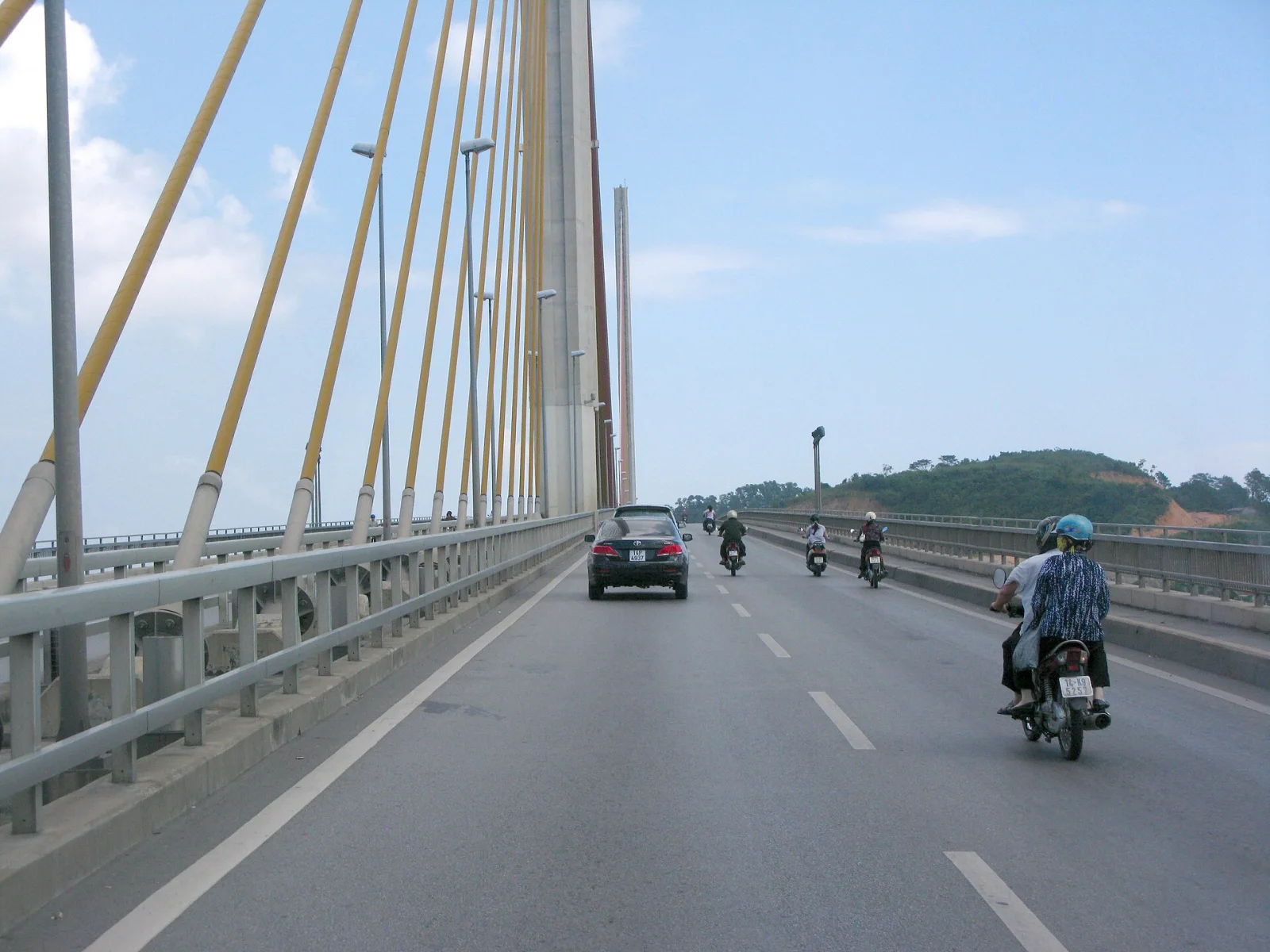 Ảnh minh họa Đi Hạ Long bằng xe máy cần lưu ý gì?