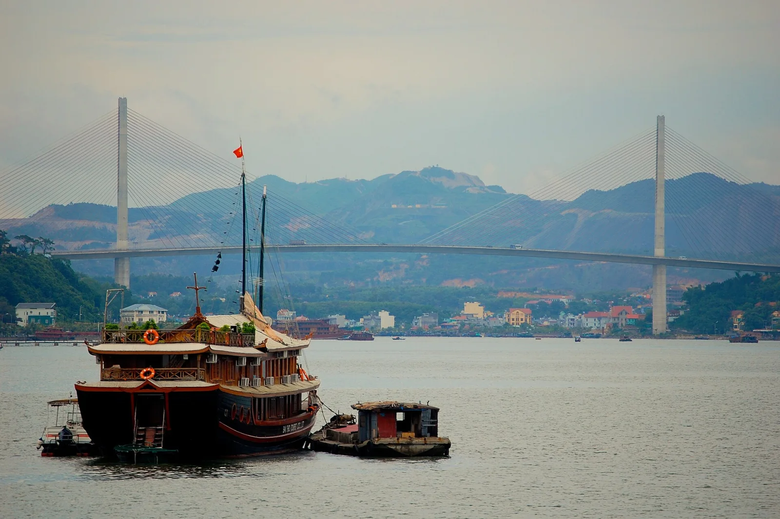 Ảnh minh họa Di chuyển giữa Bãi Cháy và Hòn Gai