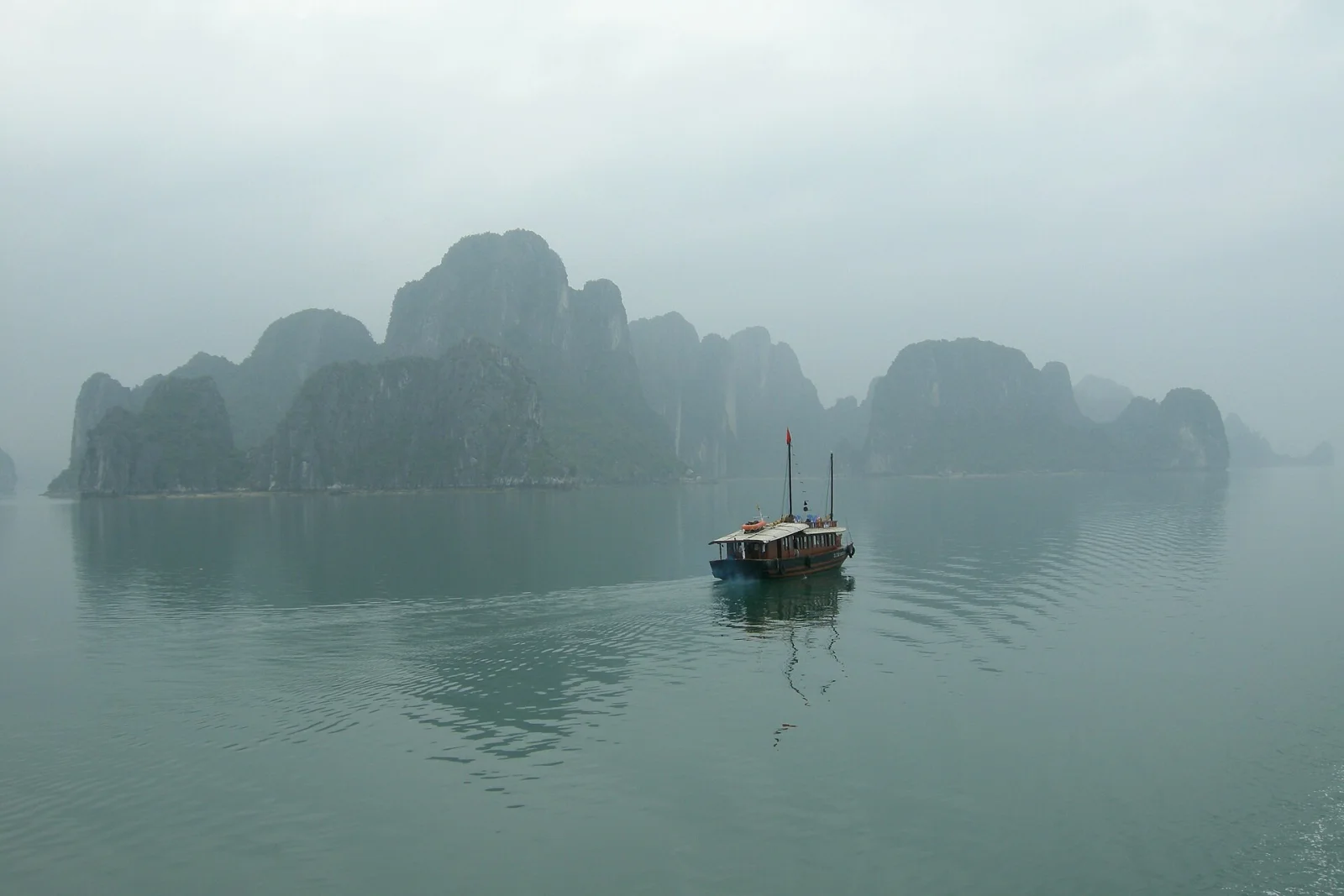 Ảnh minh họa Hạ Long tháng 4