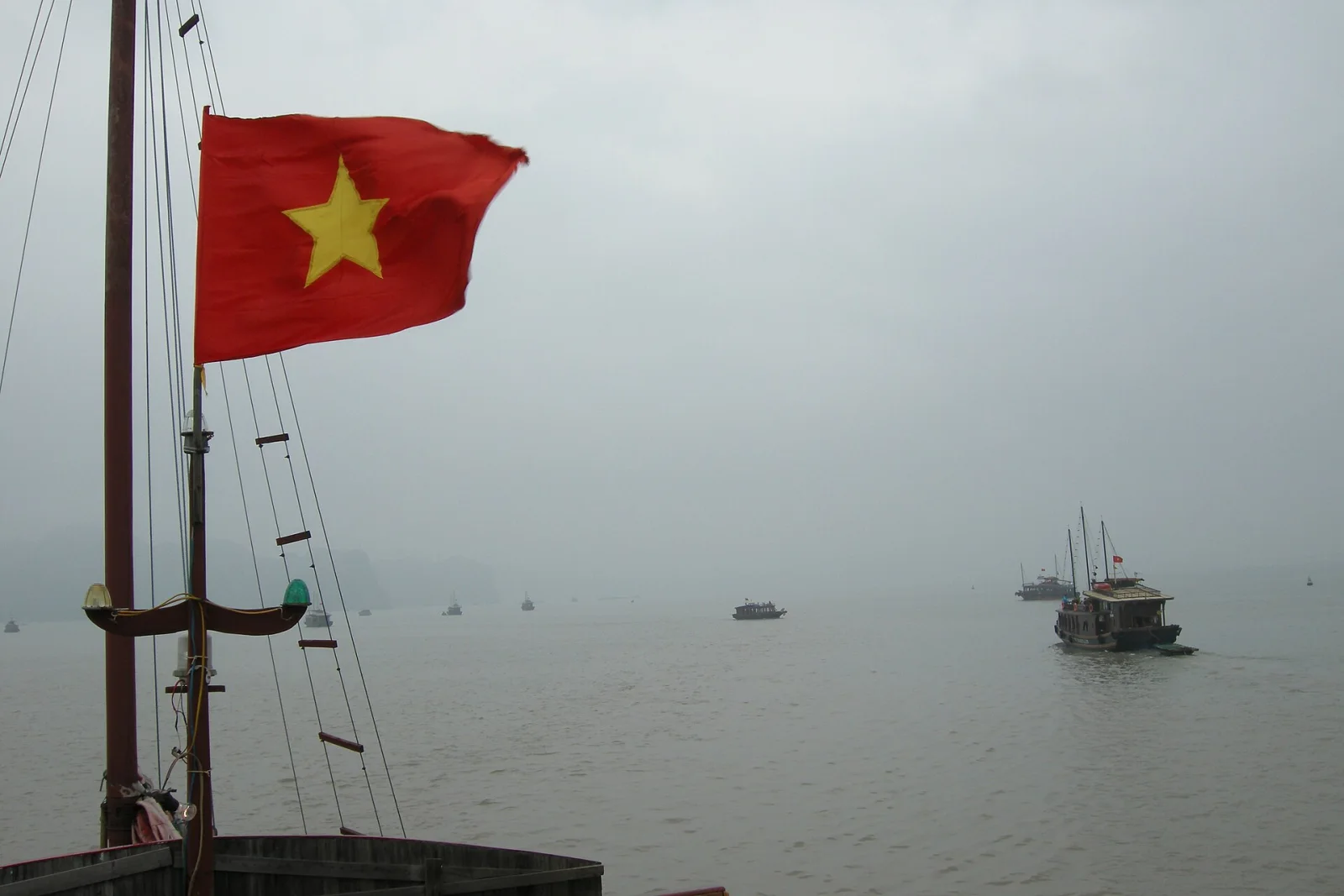 Ảnh minh họa Hạ Long tháng 5