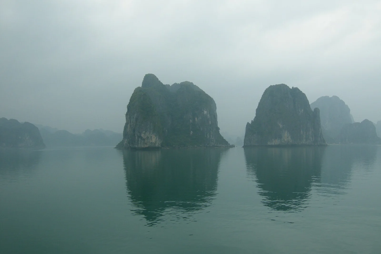 Ảnh minh họa Hạ Long tháng 6